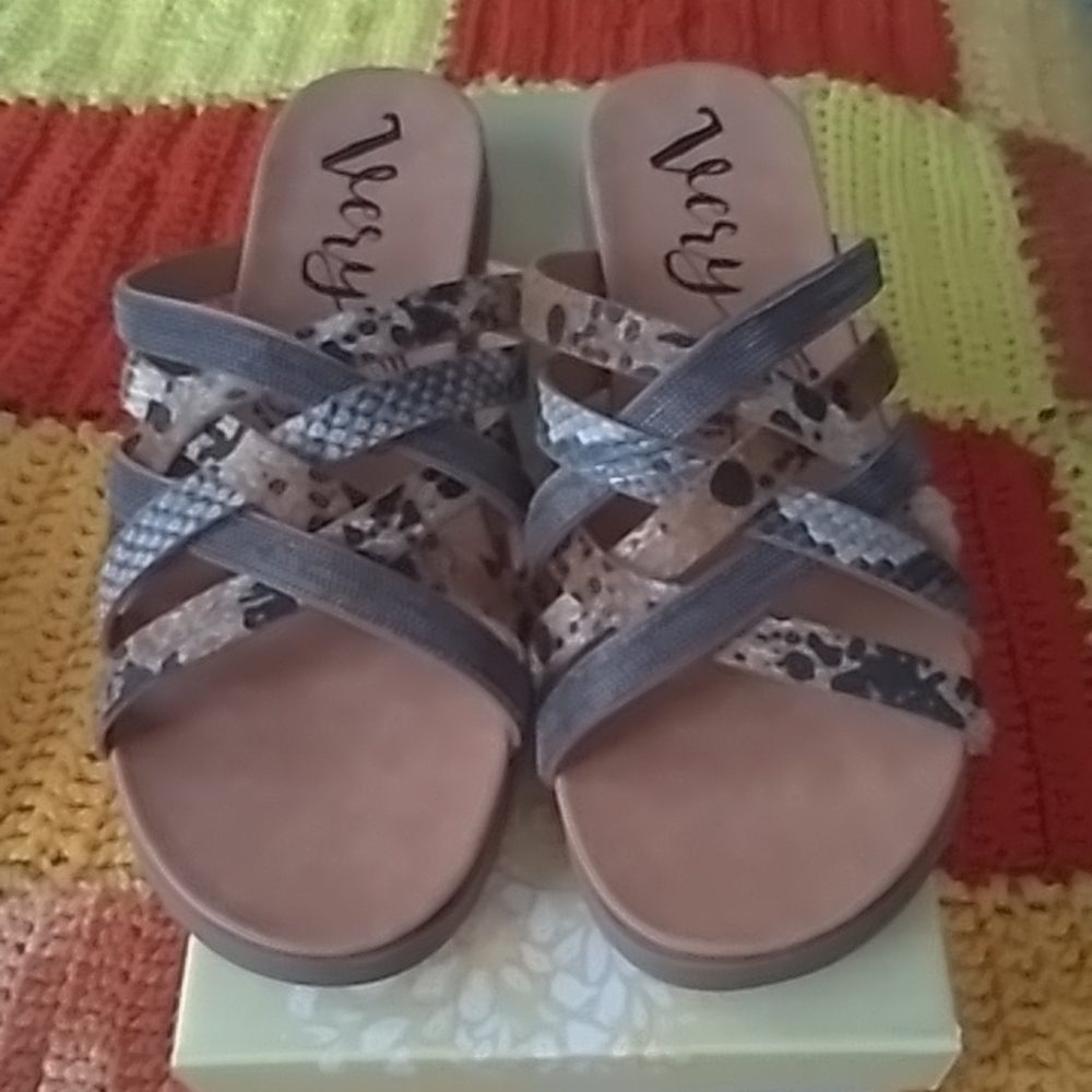 Very g sandals Size 8 1/2  NEW in box